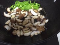 家常菜青椒炒香菇做法图解3)