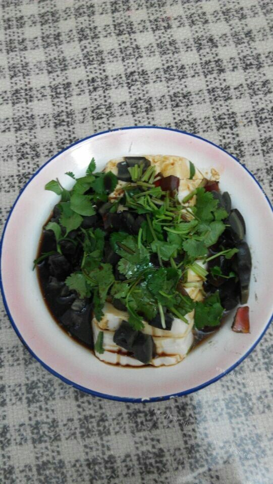 色泽鲜亮的皮蛋豆腐