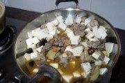 美味的笋焖鸭肉做法图解3)