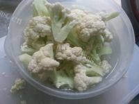 家常菜腊肠炒菜花做法图解2)