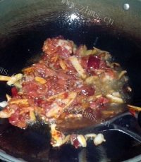 诱人的蒜苔炒肉做法图解2)