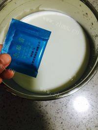 美味的蜜豆酸奶布丁做法图解4)