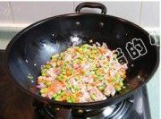 美味的毛豆肉末炒饭做法图解2)