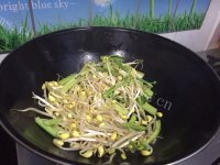 家常菜芹菜炒豆芽做法图解4)