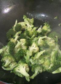 家常菜干煸西兰花做法图解3)