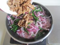 营养食品洋葱韭菜炒鸭脯肉做法图解8)