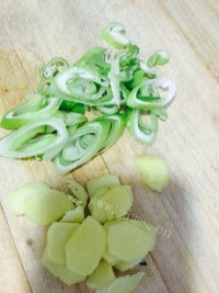 色香味俱全的虾仁炒丝瓜做法图解3)