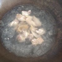 芳香四溢的椰子煲鸡汤的做法图解二