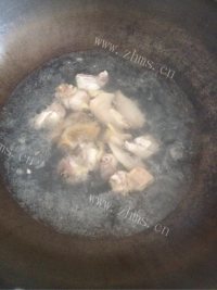 芳香四溢的椰子煲鸡汤做法图解2)
