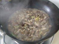 家常菜蘑菇炒菠菜做法图解6)