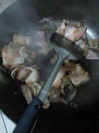 家常菜鸡腿菇炒肉做法图解6)