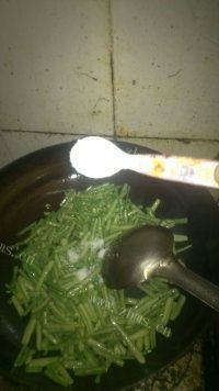 简单的豆角炒鸡蛋做法图解6)