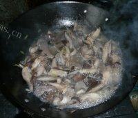 健康美味的蘑菇炒肉做法图解7)