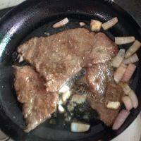美味的煎牛排做法图解5)