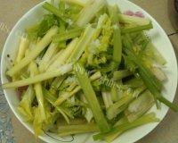 家常菜芹菜炒肉片做法图解2)