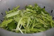 喷香的芹菜炒豆干做法图解2)