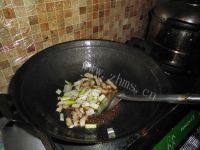 家常菜小白菜炒肉做法图解5)