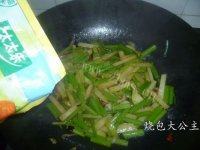 家常菜芹菜炒土豆