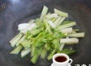 可口的芹菜炒牛肉做法图解1)