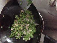 口感丰富的芹菜炒瘦肉做法图解5)