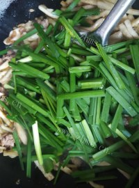 好吃的韭菜炒茄子做法图解7)