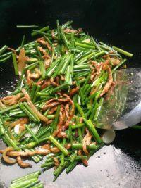 家常菜韭菜花炒肉丝做法图解6)