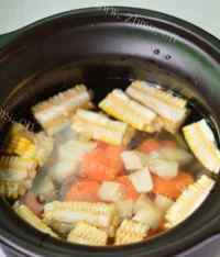 色味俱佳的玉米排骨汤做法图解4)