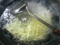 美味的蒜薹炒土豆做法图解2)