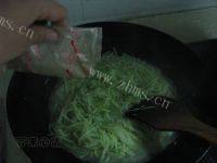 家常萝卜丝炒粉条做法图解6)