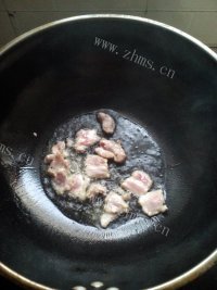 香气浓郁的白菜猪肉炖粉条做法图解4)