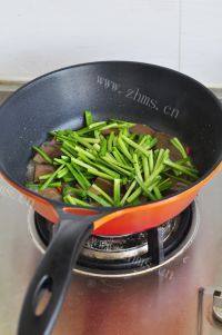 满口生香的韭菜炒鸭血做法图解6)