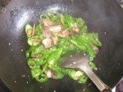 青椒炒猪肉做法图解5)