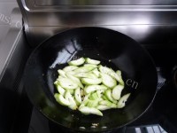 色味俱佳的丝瓜炒鸡蛋做法图解6)