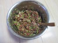 美味的芹菜牛肉煎饺做法图解9)
