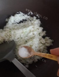 美味的葱花蛋炒饭做法图解4)