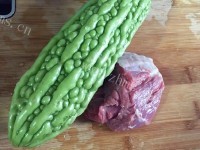 家常菜苦瓜炒牛肉做法图解1)