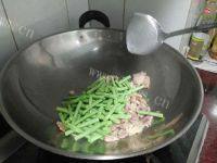 家常菜豆角炒瘦肉做法图解5)