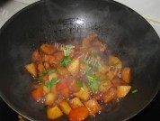 家常五花肉烧土豆做法图解4)