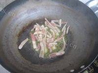 味道不错的肉丝炒蕨菜做法图解4)