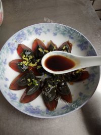 香飘十里的凉拌皮蛋做法图解5)