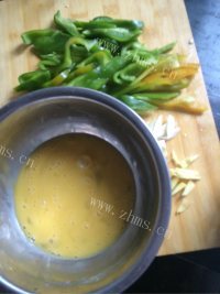 五味俱全的青椒炒鸡蛋做法图解1)