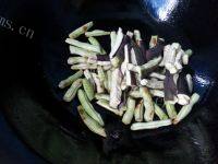 老爸做的茄子炒豆角做法图解6)
