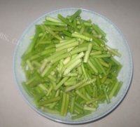 在家做的蒜苔炒肉做法图解2)
