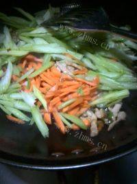 家常菜芹菜木耳炒肉做法图解5)