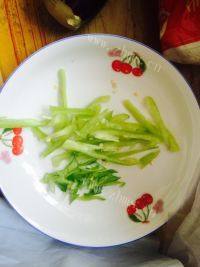 家常菜素炒茄子做法图解1)