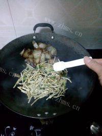 家常菜折耳根炒腊肉做法图解7)