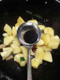 家常菜白菜炖土豆做法图解6)