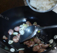 好吃的腊肠炒饭做法图解7)