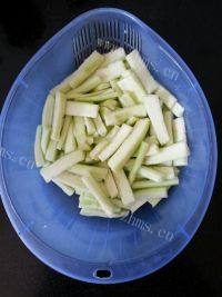 丝瓜炒油条做法图解1)