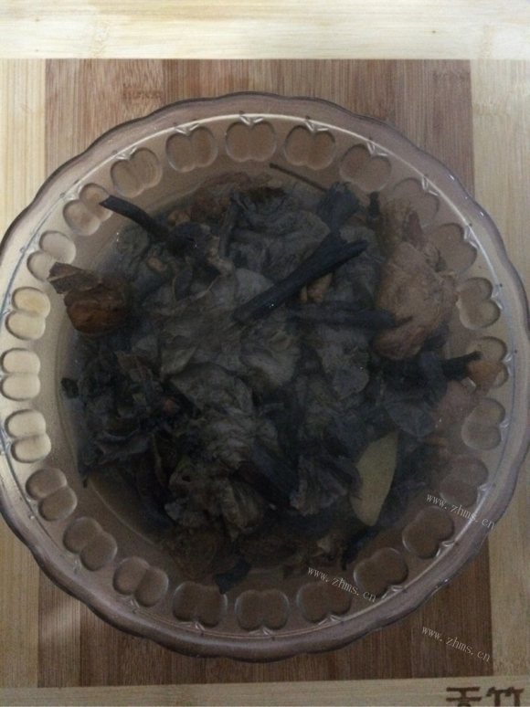色泽鲜亮的鸡腿炖蘑菇